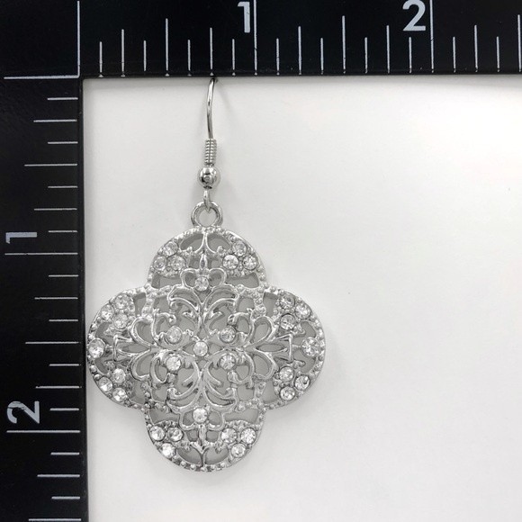 🌼 Filigree Quatrefoil Rhinestone Silver Dangle Earrings - Picture 2 of 2